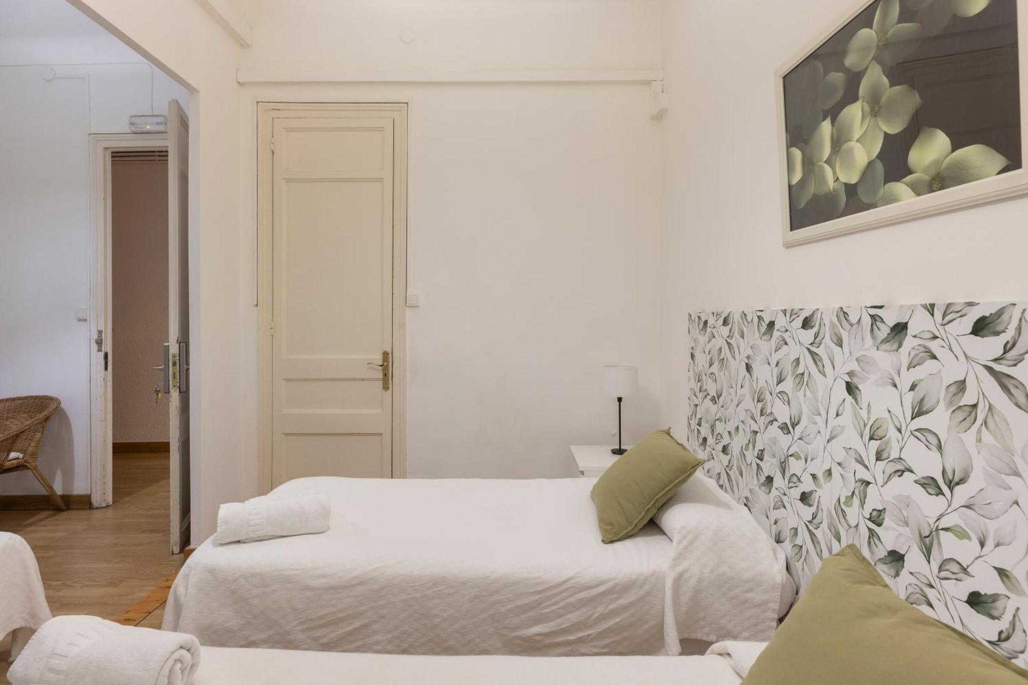 Ally'S Bed&Breakfast, Барселона Экстерьер фото